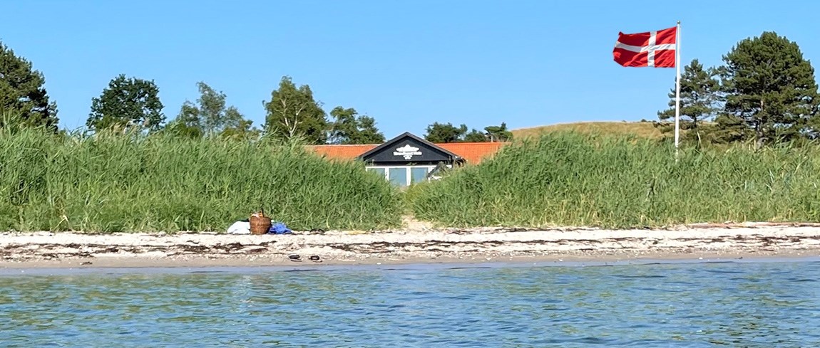 strandhuset-topfoto-2022-med-flag